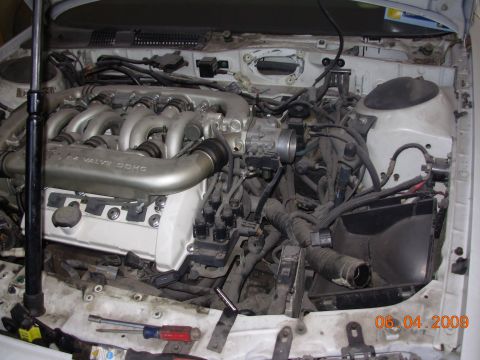 1995 Ford Taurus - Engine bay of a 1995 Ford Taurus, its V6 DOHC engine.