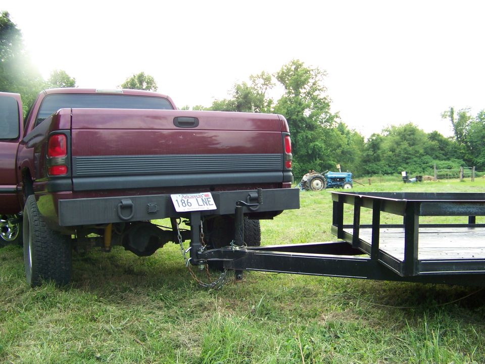 2001 Dodge 1500 rear view, towing a trailer. License plate reads 186 LNE