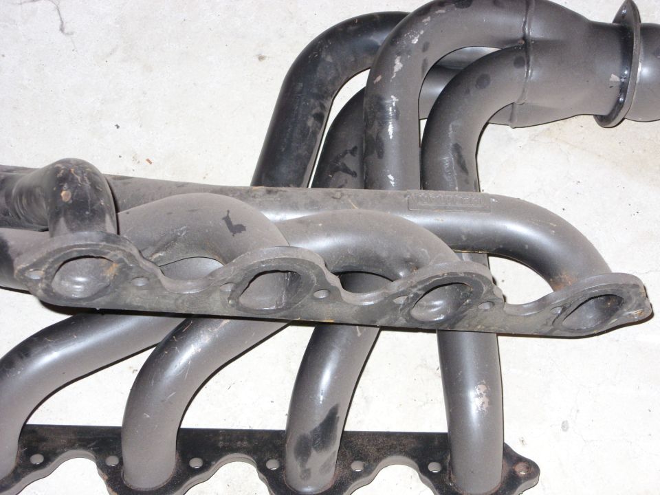 Exhaust manifold with multiple pipes and flange
