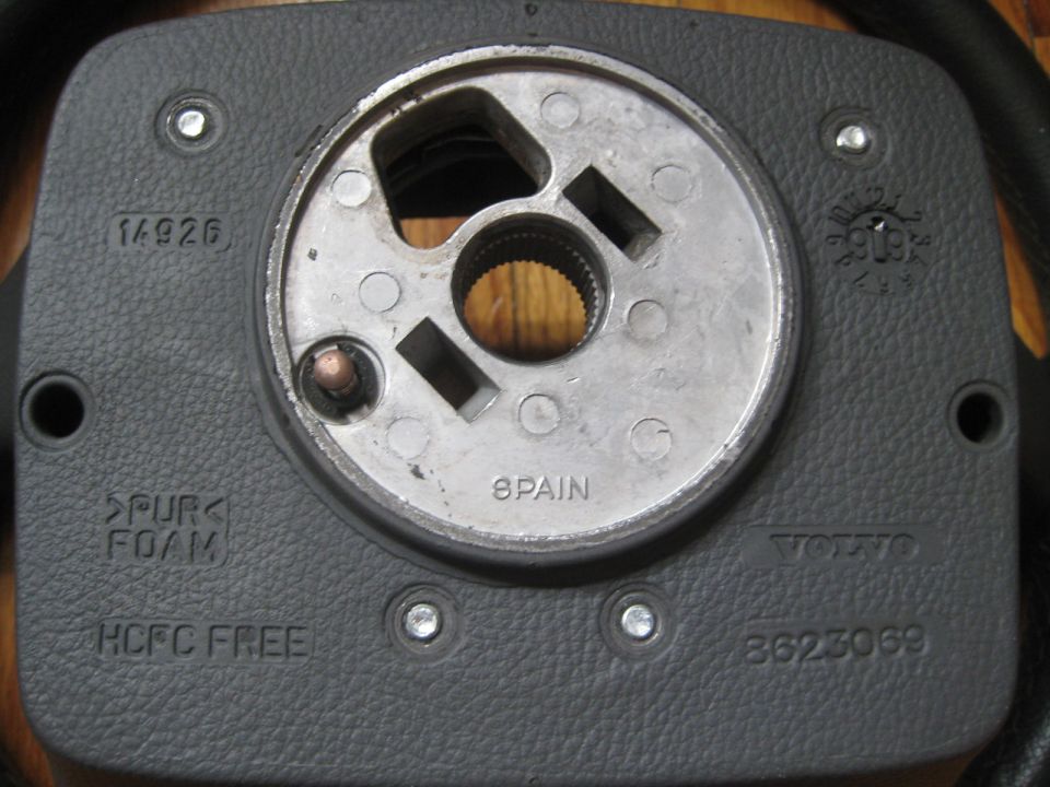 Back of a steering wheel showing 'SPAIN' and 'VOLVO' markings, part number 8623069