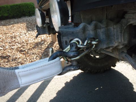1995 Ford Bronco - The vehicle's tow hitch and strap are secured with heavy-duty chains and shackles.