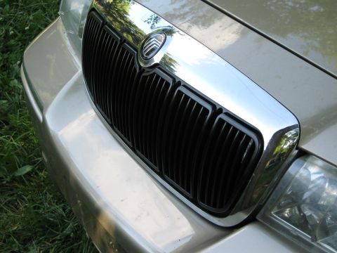 2000 Mercury Grand Marquis - Close-up of the front grille and headlight assembly of a 2000 Mercury Grand Marquis.
