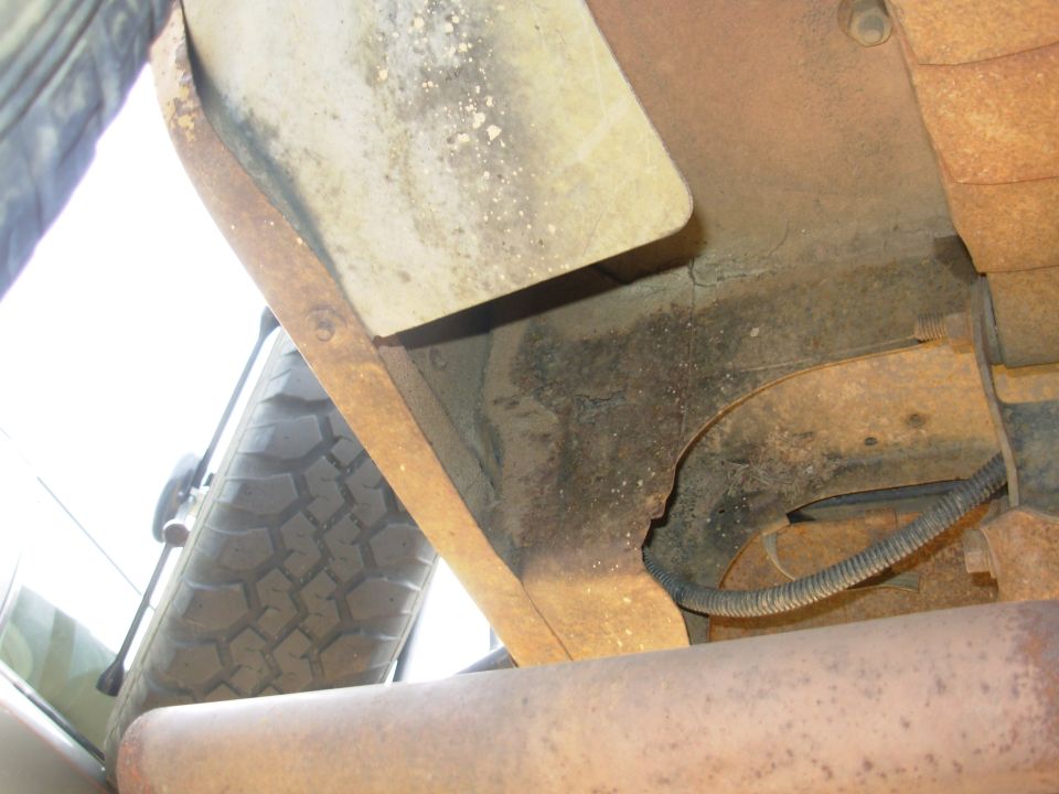 This is the R outboard end of that body crossmember. It holds the bedrail upright & supports the quarter panel's outer skin. Since it's made of MUCH heavier steel than the skin, I'll be able to use it.