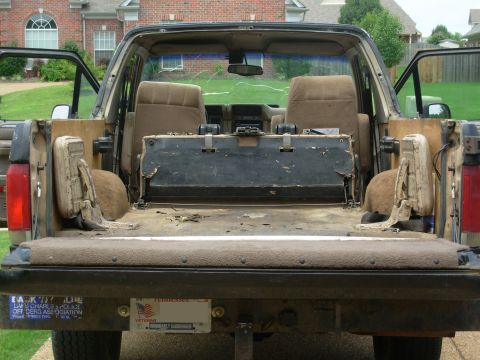1983 Ford Bronco - Before the frame shop worked on it, I couldn't get the t/g this far open (which still isn't all the way) to see the arch in the threshhold.…