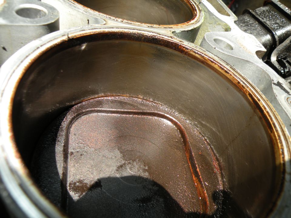 Engine cylinders with oil residue