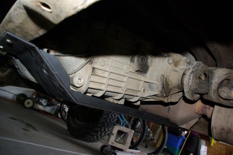 1995 Ford Bronco - Aftermarket skid plate installed under the transfer case for protection.