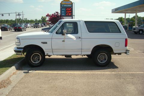 1995 Ford Bronco - White 1995 Ford Bronco parked at a Valero gas station.
