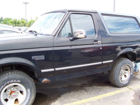 1995 Ford Bronco - Driver's side showin' a bit of rust.