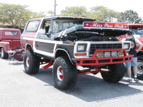 1990 Ford Bronco - This heavily modified Ford Bronco, identified by its body style, does not match the claimed 1990 model year.