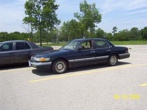 2003 Ford Crown Victoria photo