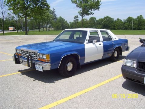 2003 Ford Crown Victoria photo