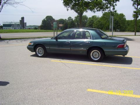 2003 Ford Crown Victoria photo