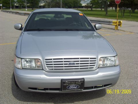 2003 Ford Crown Victoria photo