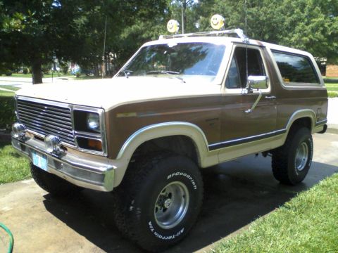 1986 Ford Bronco - This 1986 Ford Bronco features a two-tone paint job and a lifted suspension.