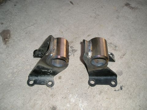 1986 Toyota Hilux - Custom engine mounts shown on a concrete surface.