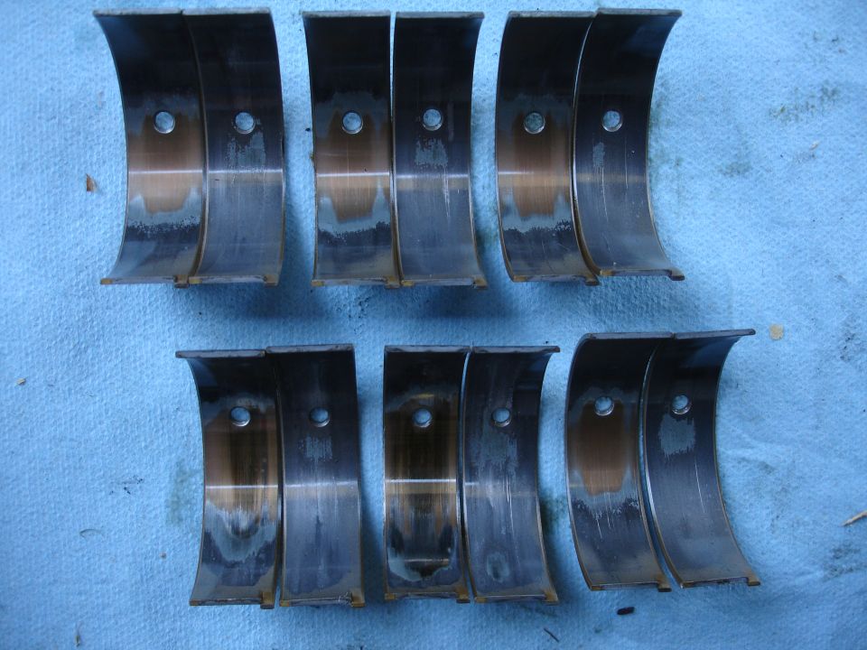 Engine bearings with wear marks and discoloration