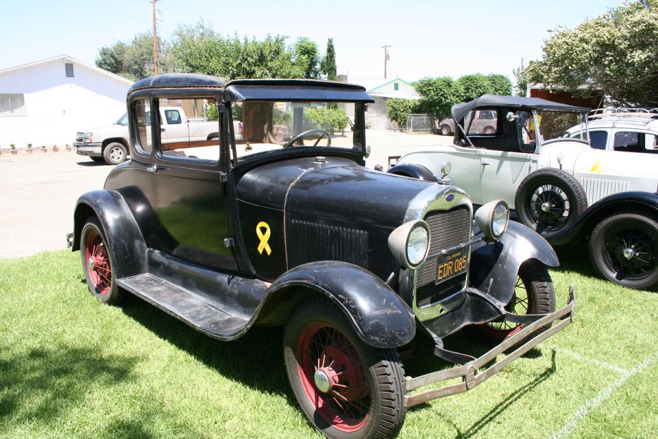 Black coupe with yellow ribbon emblem and license plate EDR 065
