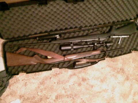 1985 Ford F-150 - This image shows two rifles, one with a scope, stored inside a protective case.