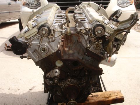 1990 Ford Taurus - Engine assembly with dual overhead cams and an oil filter is shown, not a 1990 Ford Taurus.