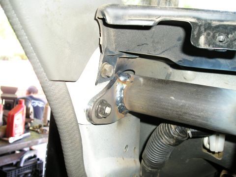 1986 Toyota Hilux - Close-up of interior metal bracing and wiring harness, with a visible Supermotors.net watermark.