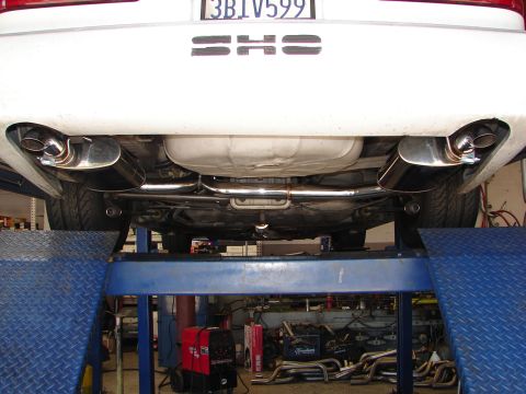 1992 Ford Taurus - Rear view of a 1992 Ford Taurus SHO, its dual exhaust system.