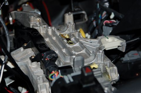 2007 Ford Mustang - The internal components of a vehicle's ignition system are shown, including the switch mechanism and electrical wiring.