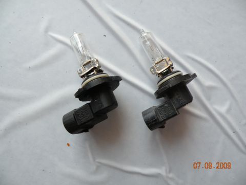 1994 Acura Integra - Two automotive headlight bulbs are shown against a white background, with a date stamp and website visible in the lower right corner.