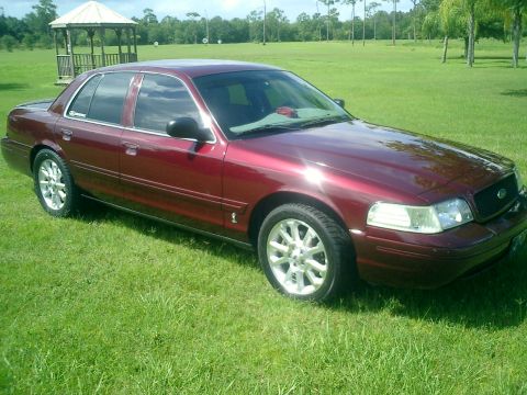 2004 Ford Crown Victoria photo