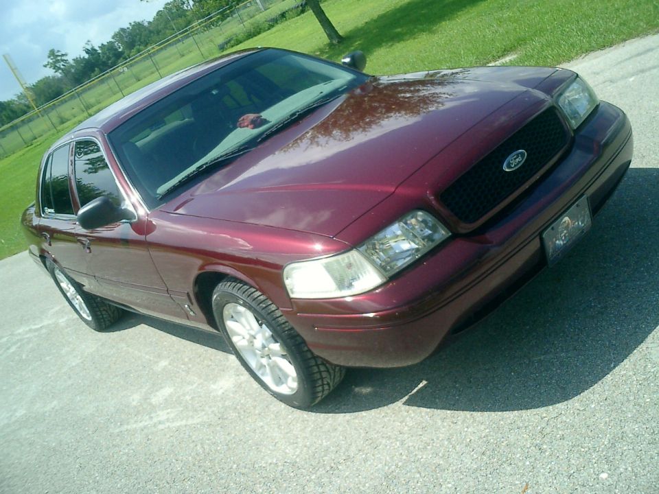 Maroon 2004 Ford Crown Victoria parked on asphalt
