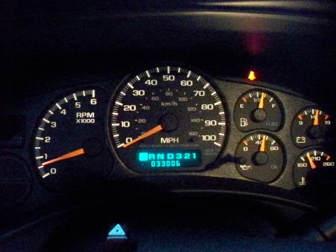 2002 Chevrolet Silverado 1500 - The dashboard of a 2002 Chevrolet Silverado 1500 shows the odometer reading 33,006 miles and the gear selector in 'RND 3 2 1'.