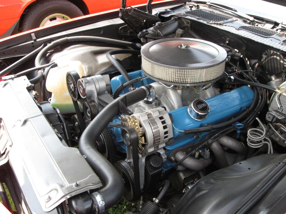 Engine bay with blue Chevrolet valve covers and chrome air cleaner