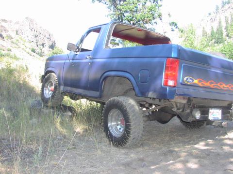 1981 Ford Bronco - removing the swaybars definately helps the flex!