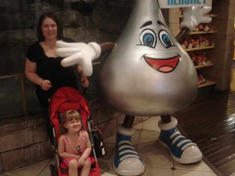 2000 Ford Crown Victoria - The Hershey store in Niagara Falls. Hey, what is that Kiss reaching for?