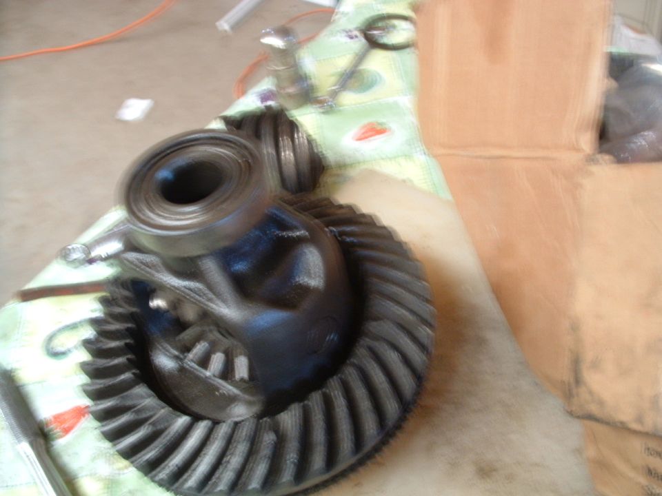 Differential gear set with bearing on a patterned cloth, next to a cardboard box