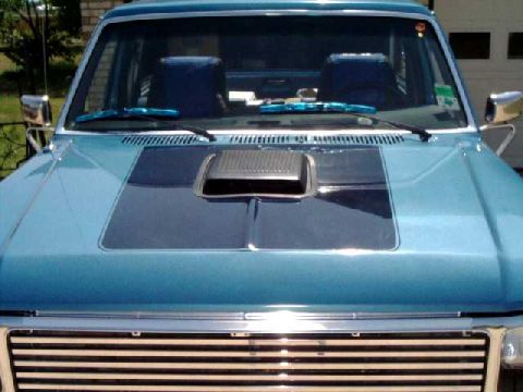 1984 Ford Bronco - hood closed, scoop installed. Project finished!