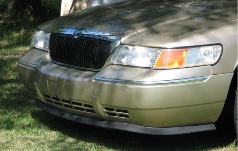 2000 Mercury Grand Marquis - Front view of a 2000 Mercury Grand Marquis showing its grille and headlights.