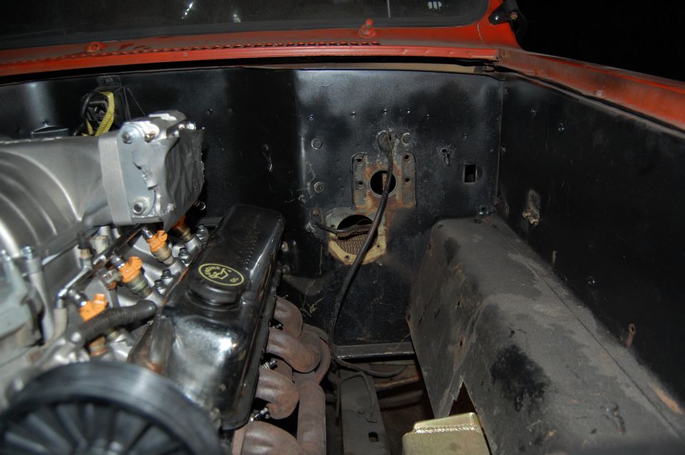 Engine bay with Ford logo on valve cover. 1994 Ford Bronco