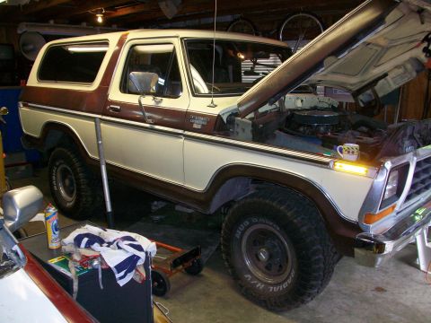 1979 Ford Bronco - put the bronc inside, fixing to pull tranny, lol