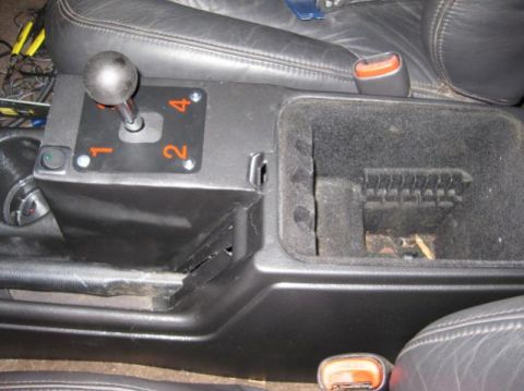 1996 Ford Bronco - this pic shows everything installed and the top of the console open, and everything is still easily functional
