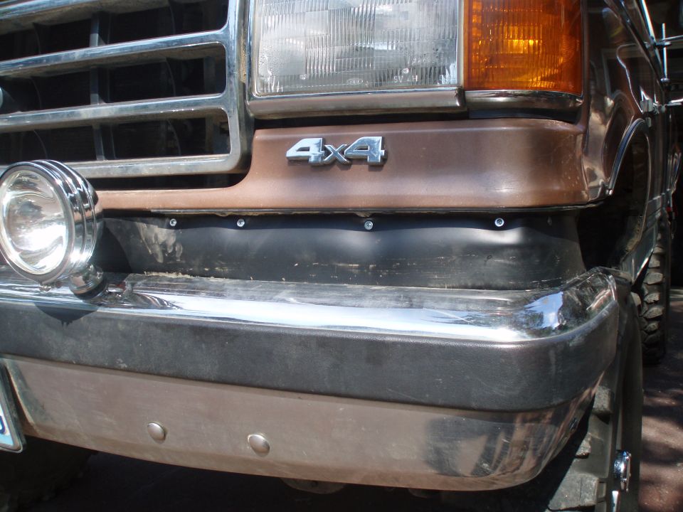 1990 Ford Bronco front end with chrome bumper and 4x4 badge