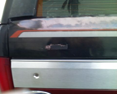 1987 Ford Bronco - Stripe and the faded paint.