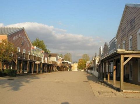 1991 Ford LTD Crown Victoria - This is a scene of a street that looks like it's from the Old West, with buildings on either side.