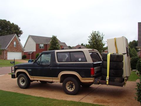 1983 Ford Bronco - One of the red braces from the hauler to the bumper slipped off, so I added a ratchet strap to each corner. Now I get to find out how light…