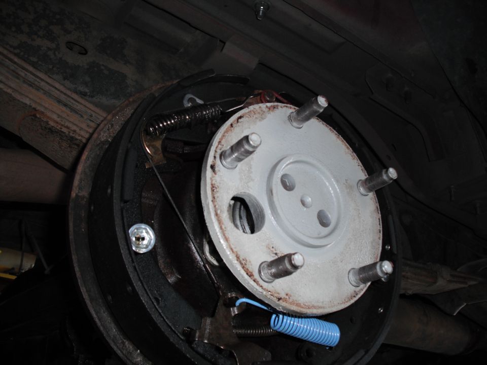 Drum brake assembly with gray hub and blue spring