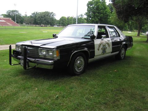 1991 Ford Crown Victoria - This police car appears to be from the early 1990s, not a 1991 model as claimed.