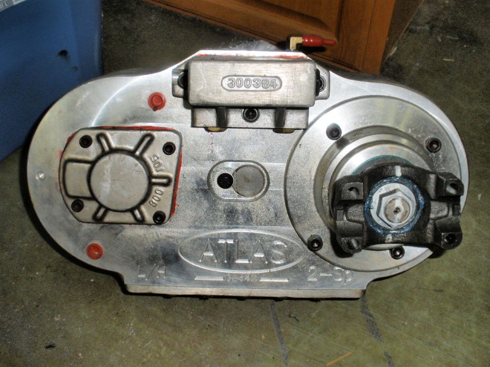Atlas transfer case with part number 300384 and model 2-SP visible