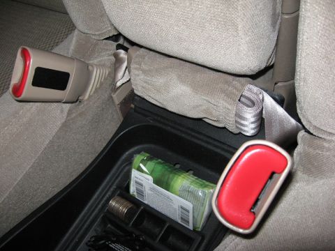 2003 Ford Taurus - Sixth seatbelt nicely tucked away.