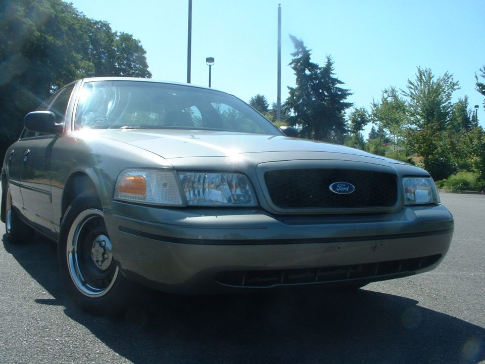 2000 Ford Crown Victoria front view