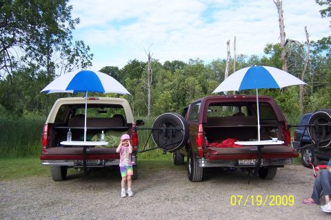 1996 Ford Bronco - at the ponds after a day of crusin' gotta have those ford blue & white umbrella's