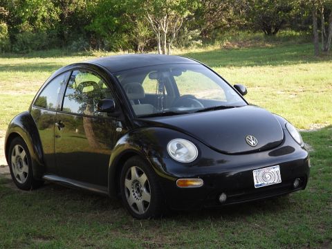 1999 Volkswagen Beetle - 1999 Volkswagen Beetle parked on grass.